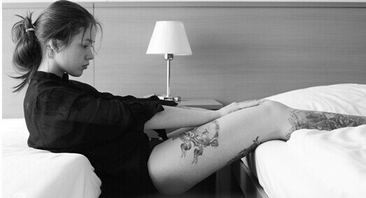 俄罗斯个性美女全身多处纹身图案图片