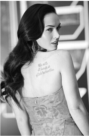 美女时尚后背英文纹身图片图片