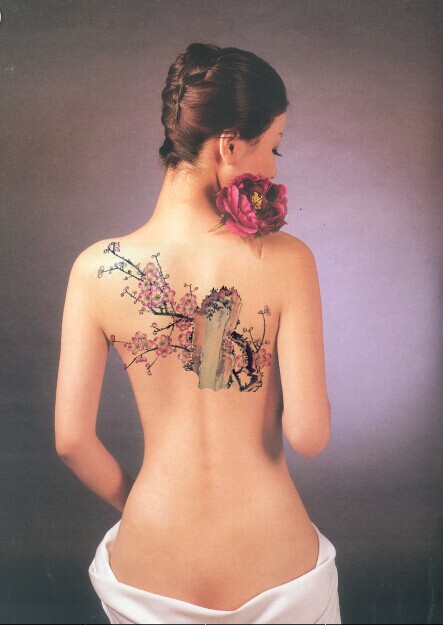 时尚性感美女后背梅花纹身图片图片