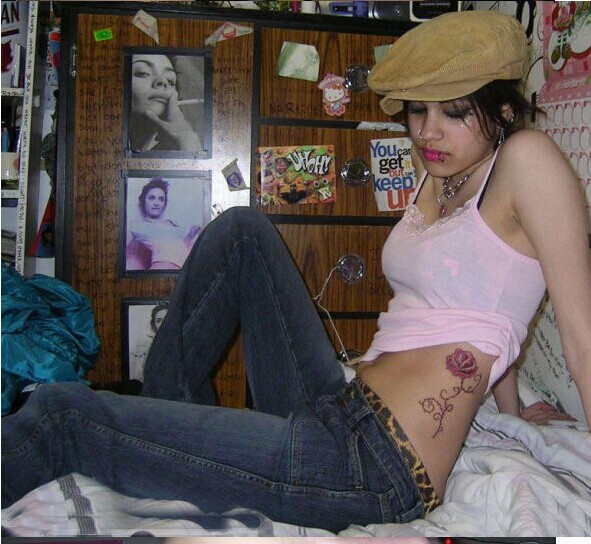 个性女性漂亮腰部花朵纹身图片图片