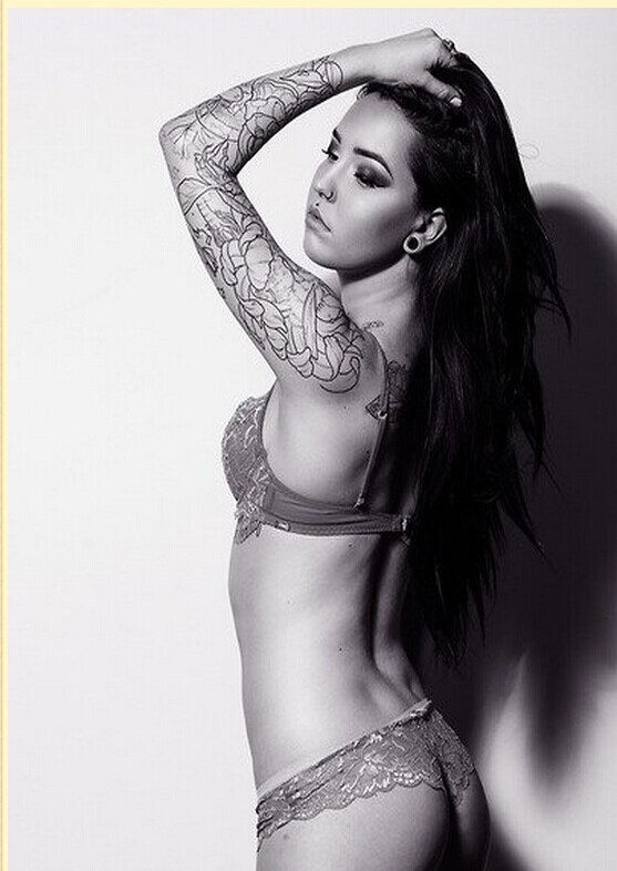 时尚女孩的黑白花臂纹身图案欣赏图片