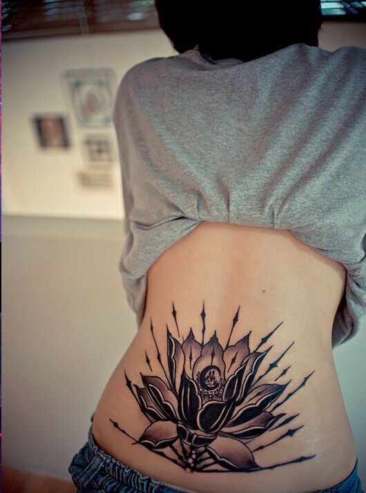 美女后腰创意黑莲花纹身图案图片