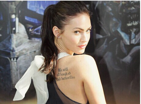 时尚女性后背肩膀英文纹身图案图片