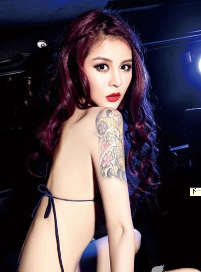 美女后腰部性感纹身图案欣赏图片