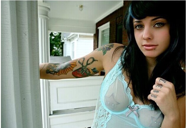 漂亮美女性感穿孔纹身图案 图片