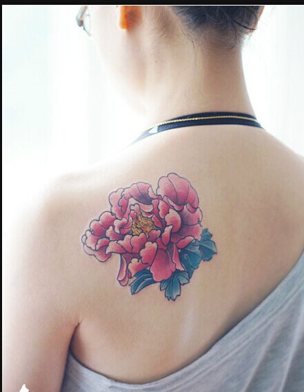 唯美时尚的女生后肩背牡丹花纹身图案图片