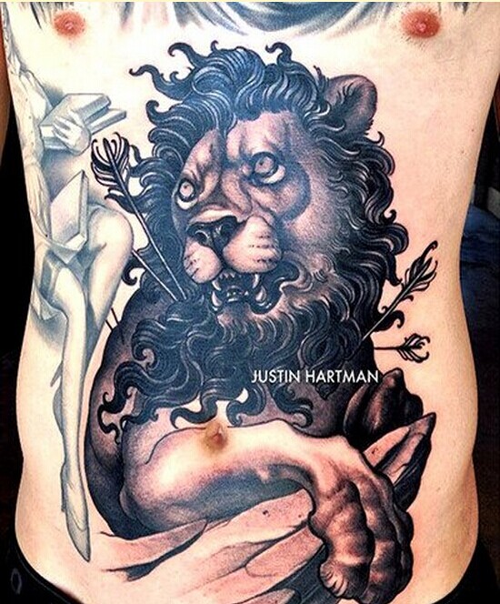 性感霸气腹部黑白狮子纹身图案