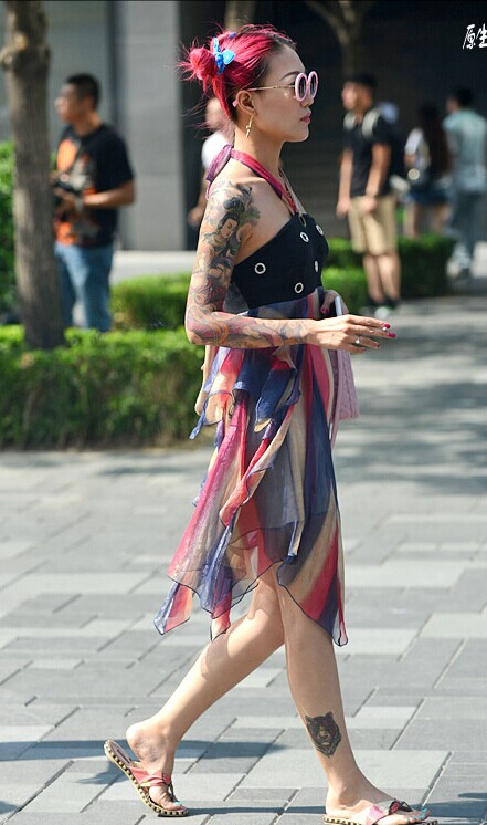 街拍漂亮美女纹身图案推荐图片