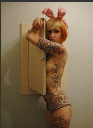 漂亮欧美美女的侧身半裸纹身图片图片