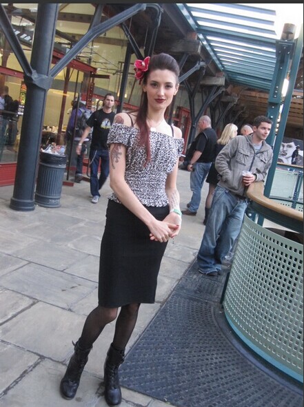 街拍漂亮美女手臂纹身图案 图片