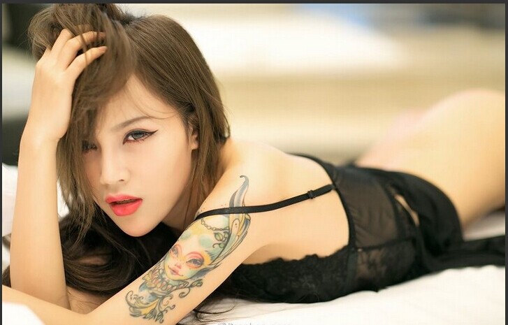 性感诱惑美少女手臂纹身图案图片