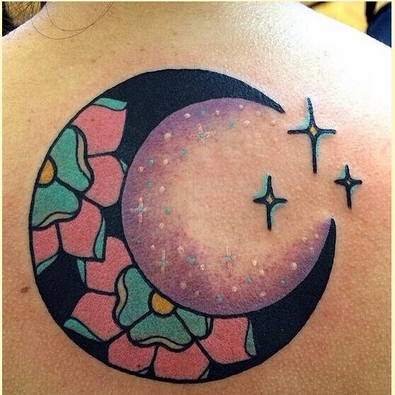 女性背部漂亮月亮纹身图案图片