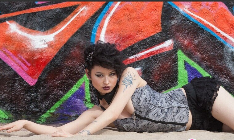 混血美女展露性感手臂纹身图案图片