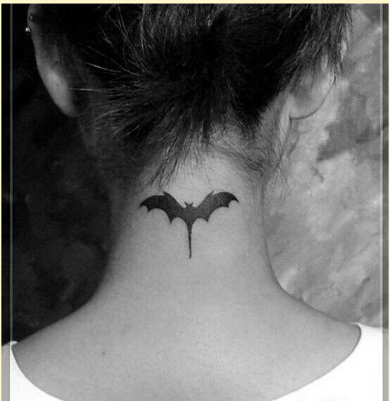 颈部漂亮蝙蝠纹身图案欣赏图片