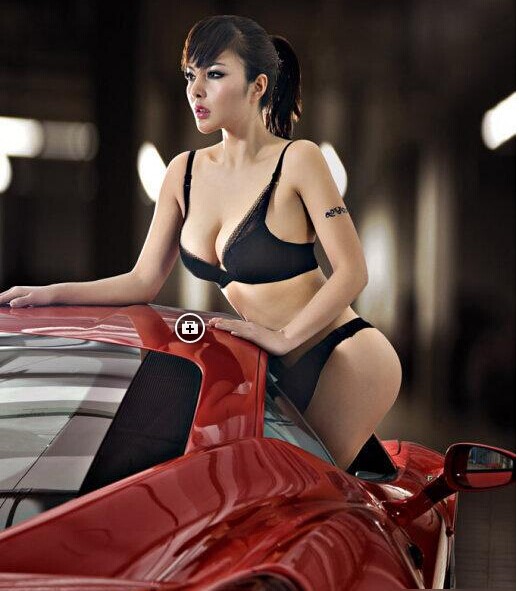 美女车模诱惑性感手臂纹身图片