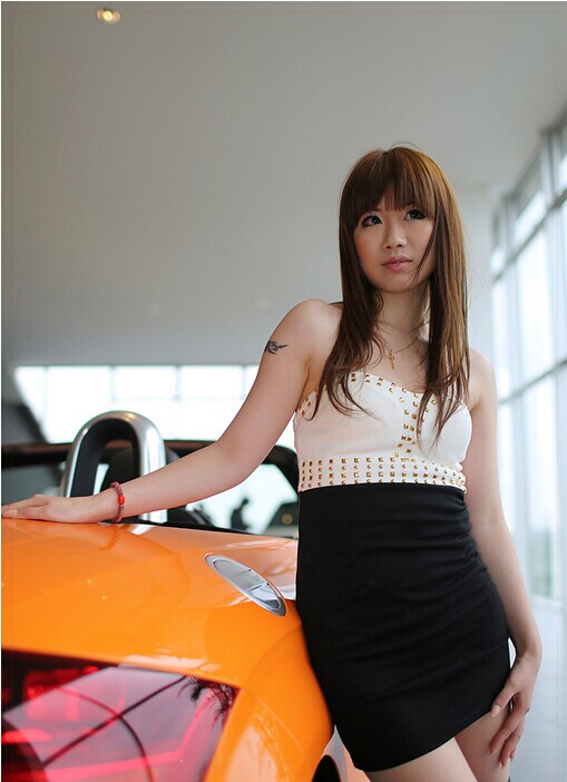 时尚靓丽美女车模纹身图片图片