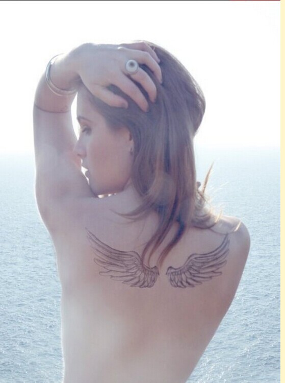 女性后背个性翅膀纹身图案推荐图片
