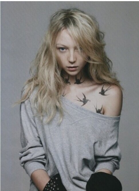 美女胸前漂亮飞鸟纹身图片图片