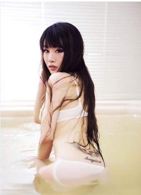 火辣清爽比基尼美女后腰部纹身图片图片