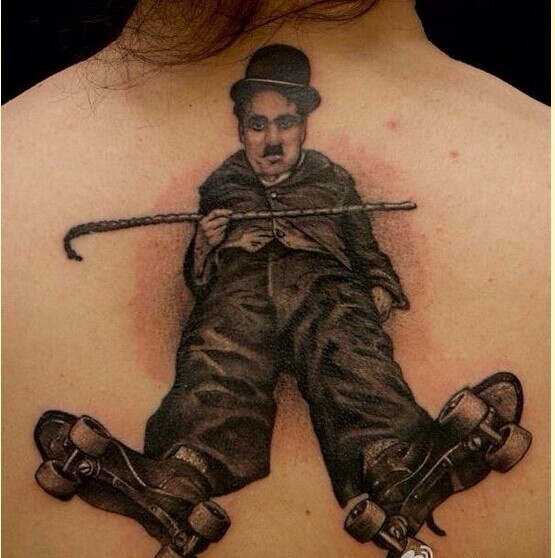 背部个性时尚卓别林纹身图案欣赏图片