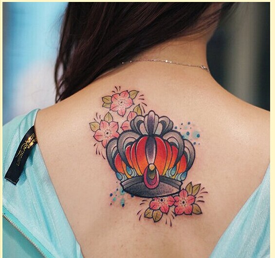 女性背部时尚个性皇冠樱花纹身图片图片