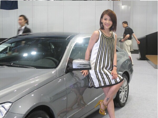 漂亮迷人美女车模脚部纹身图案图片