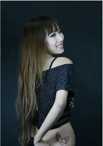 美女后腰漂亮翅膀纹身图片图片