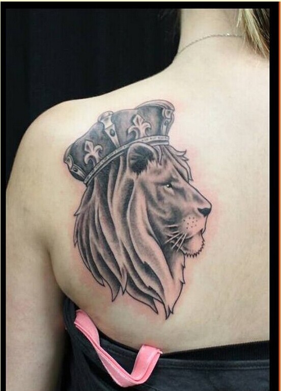 时尚女性背部狮子纹身图案图片