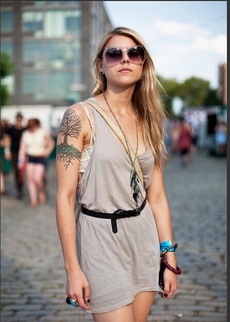 美国街拍美眉热辣性感纹身图片图片