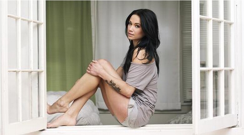 在窗台上气质美女纹身图案欣赏图片