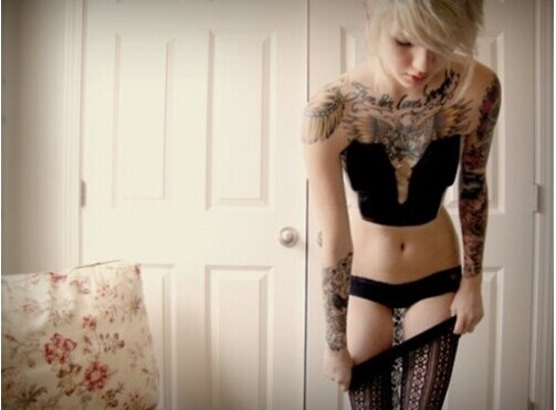 性感女性手臂胸前图腾刺青纹身图片