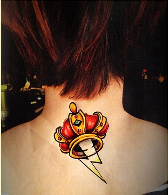 时尚女性背部彩色皇冠纹身图案图片