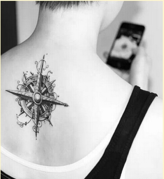 经典女性背部指南针纹身图案图片