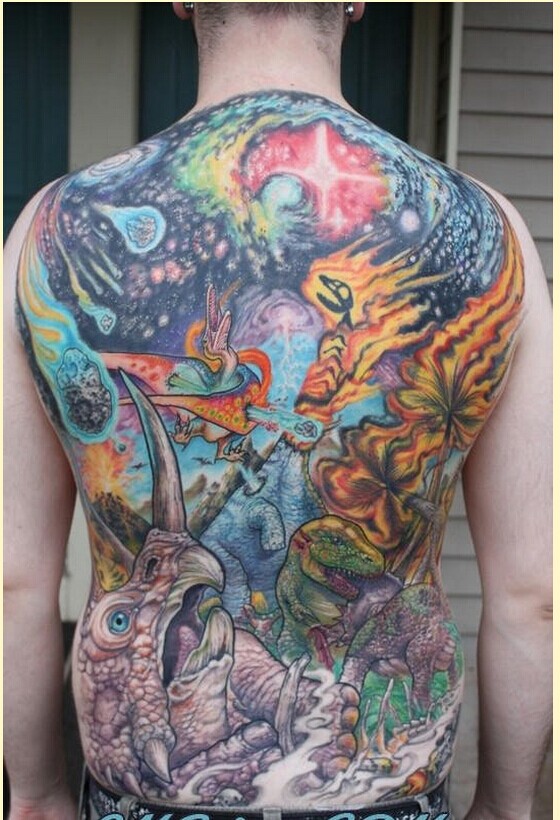 个性男性满背彩色纹身图案欣赏图片