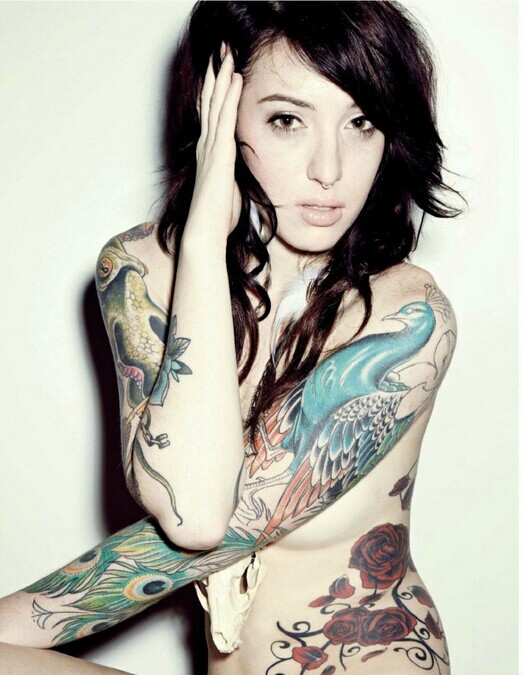 个性时尚漂亮美女花臂孔雀纹身图案图片