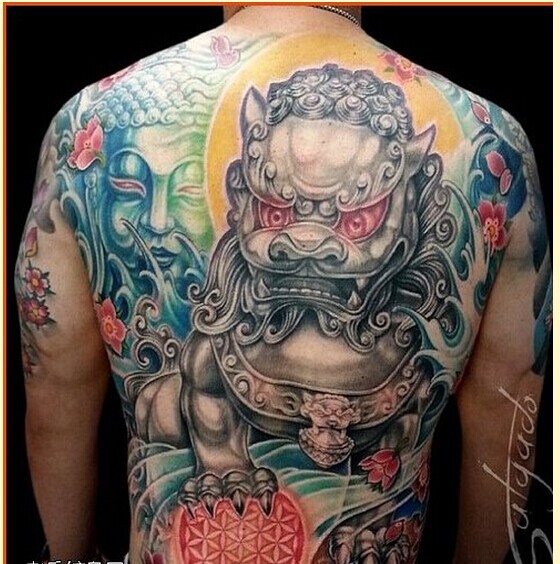 个性时尚满背彩色唐狮纹身图案图片