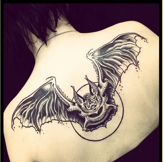 个性时尚背部蝙蝠纹身图片图片