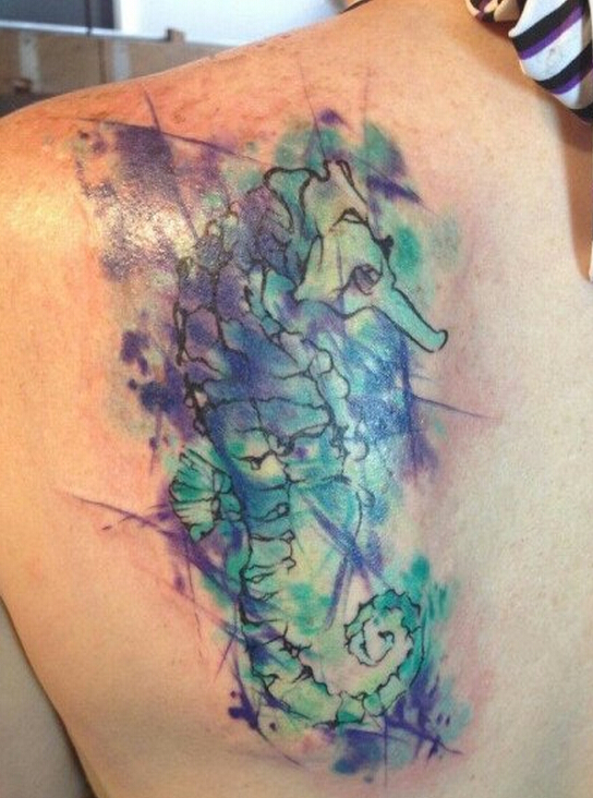 时尚背部个性泼墨海马纹身图案图片