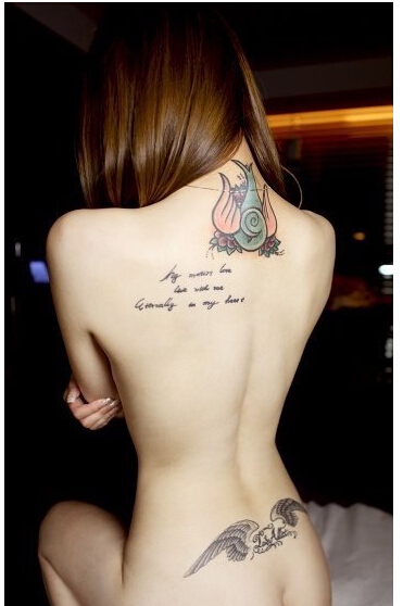 漂亮性感美女个性裸背纹身图片