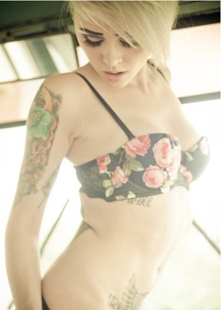 国外性感美女腹部纹身图案欣赏