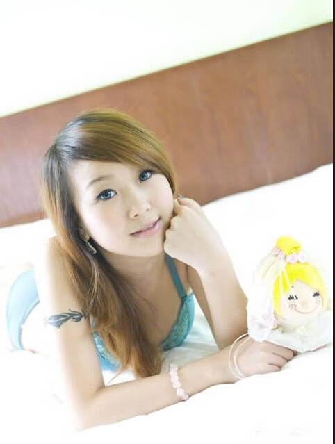 漂亮时尚靓丽美女手臂纹身图案图片