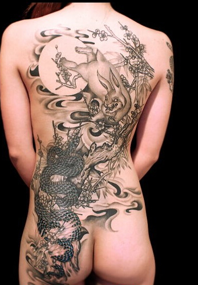 经典时尚满背个性龙与兔子纹身图案图片