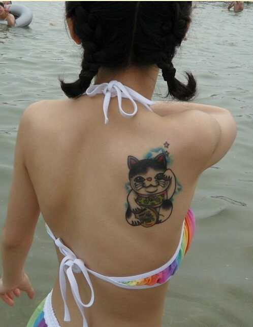 时尚个性美女背部漂亮招财猫纹身图案图片