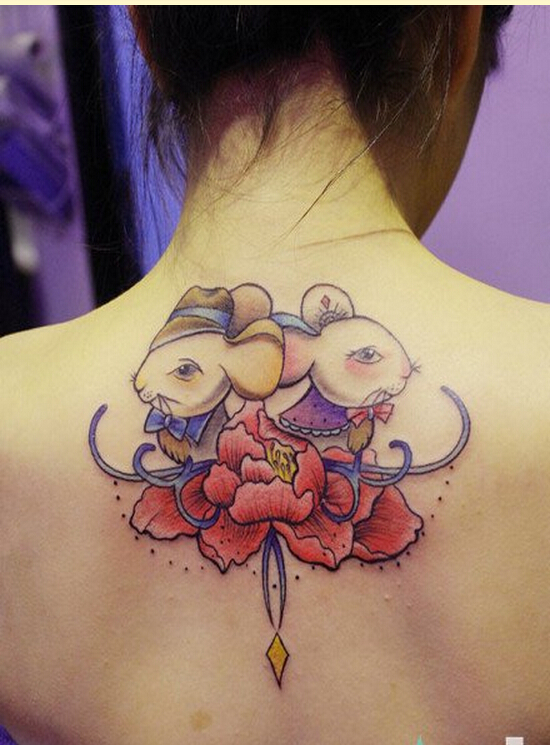 时尚女性背部漂亮彩色老鼠纹身图案图片