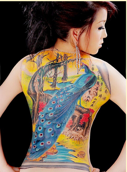 时尚美女满背漂亮好看的孔雀纹身图案图片