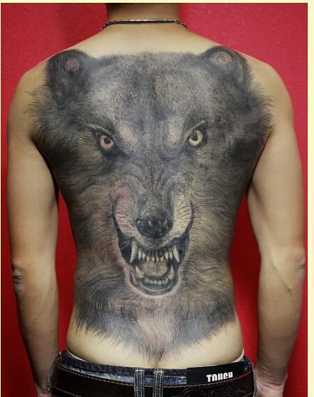 很酷很经典的男生满背狼头纹身图案图片