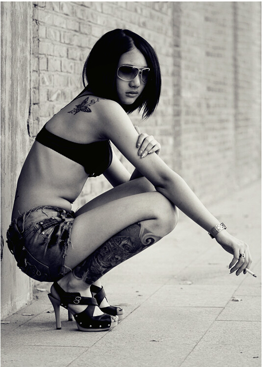 性感漂亮迷人比基尼美眉个性纹身图片