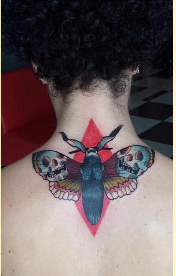 时尚女性脖子个性骷髅蛾子纹身图案推图片