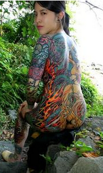 时尚个性野外美女裸体纹身图片