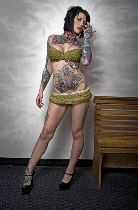 欧美狂野个性美女纹身图片图片